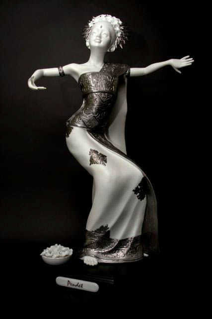 Porcelain Sculpture Pendet